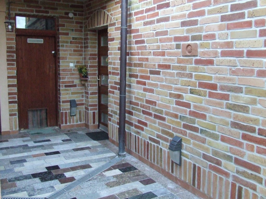 Vágott tégla a homlokzaton