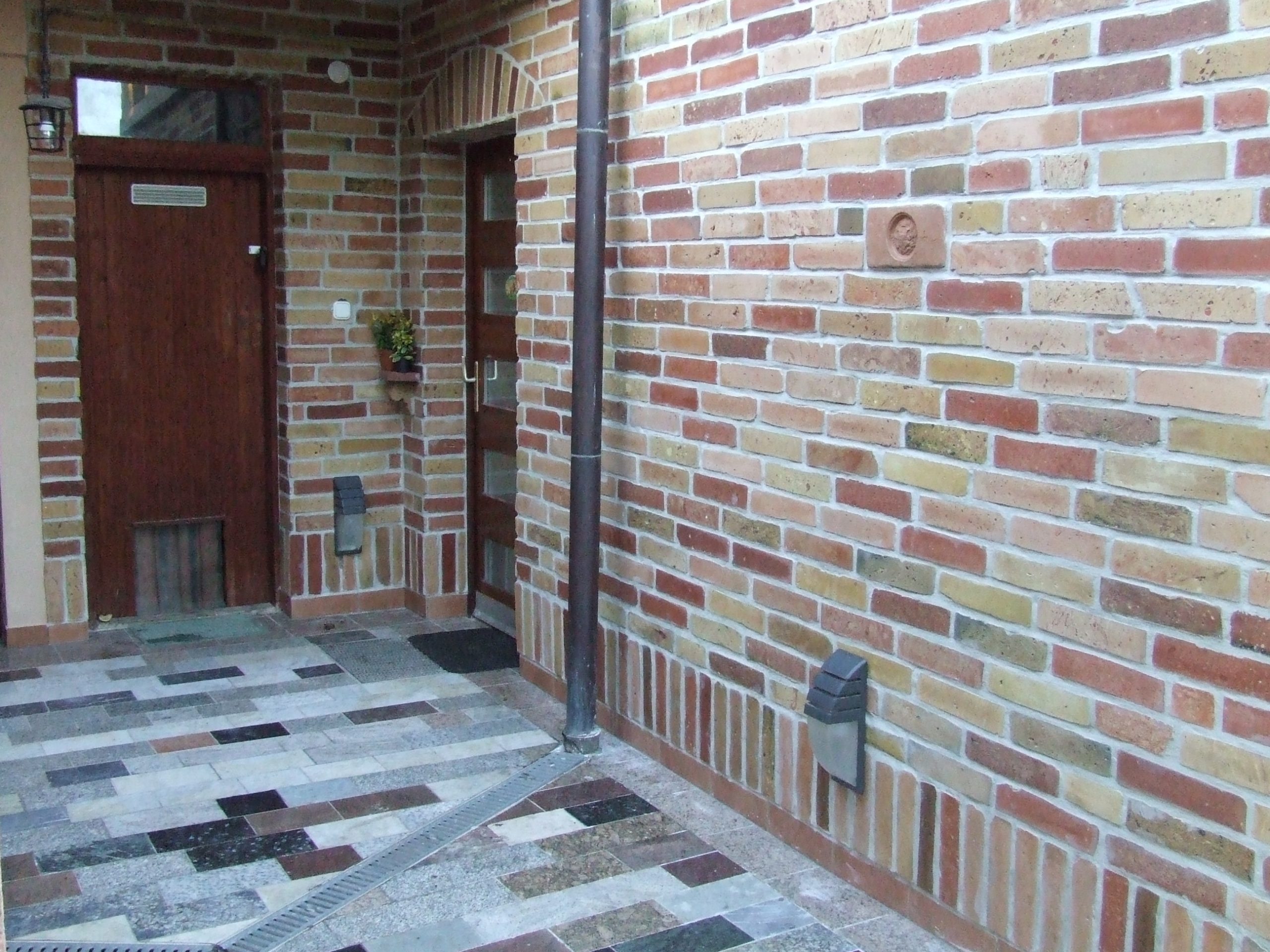 Vágott tégla a homlokzaton