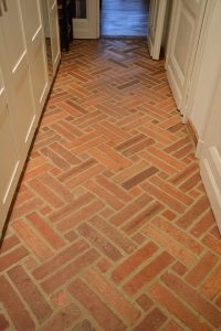 Homokfújt tégla a padlón