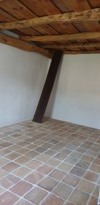 Padlástégla a padlón