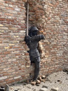 Sok-sok bontott tégla...