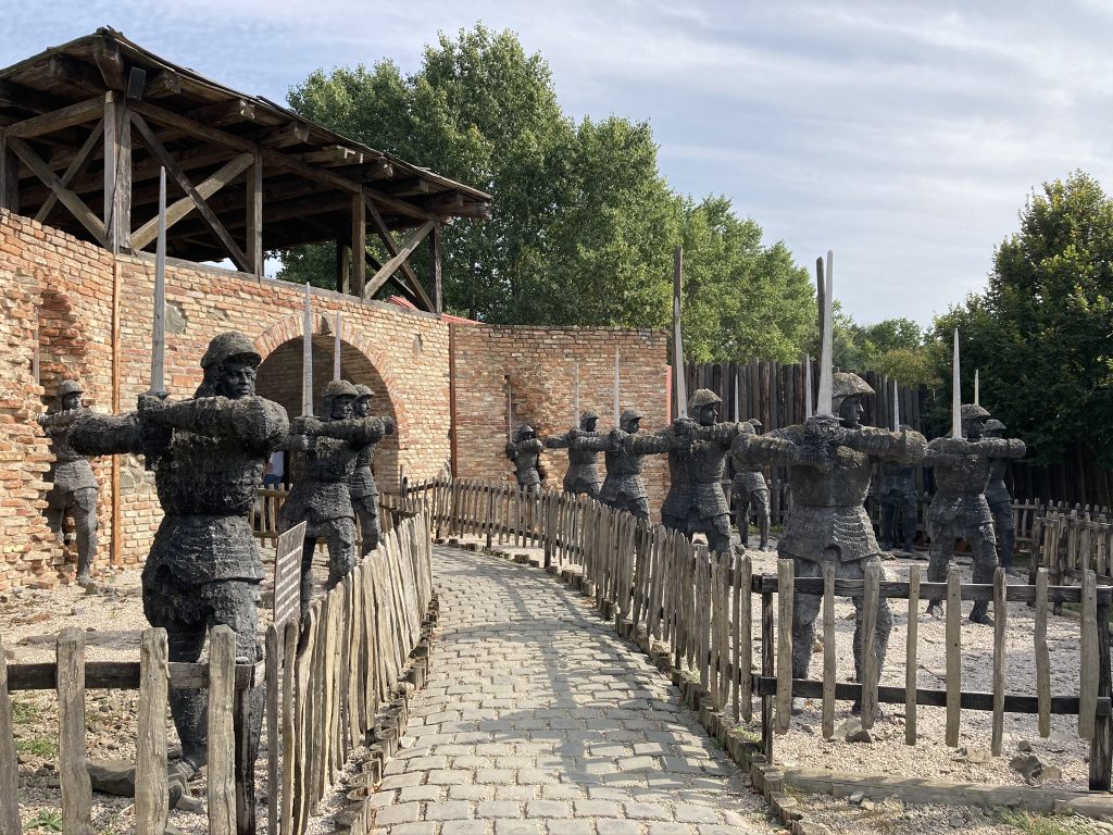 Támadnak a bontott téglások!