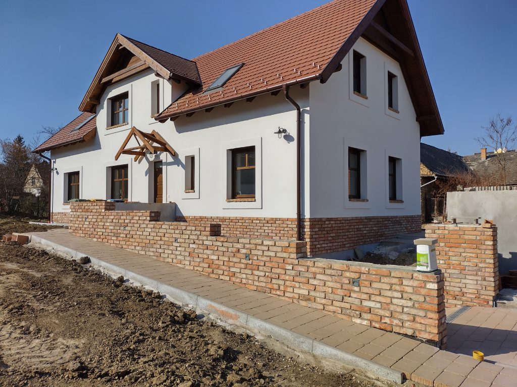 Tégla lábazat és támfal