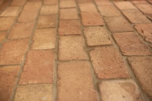 Lapjával vágott bontott tégla