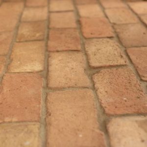 Lapjával vágott bontott tégla