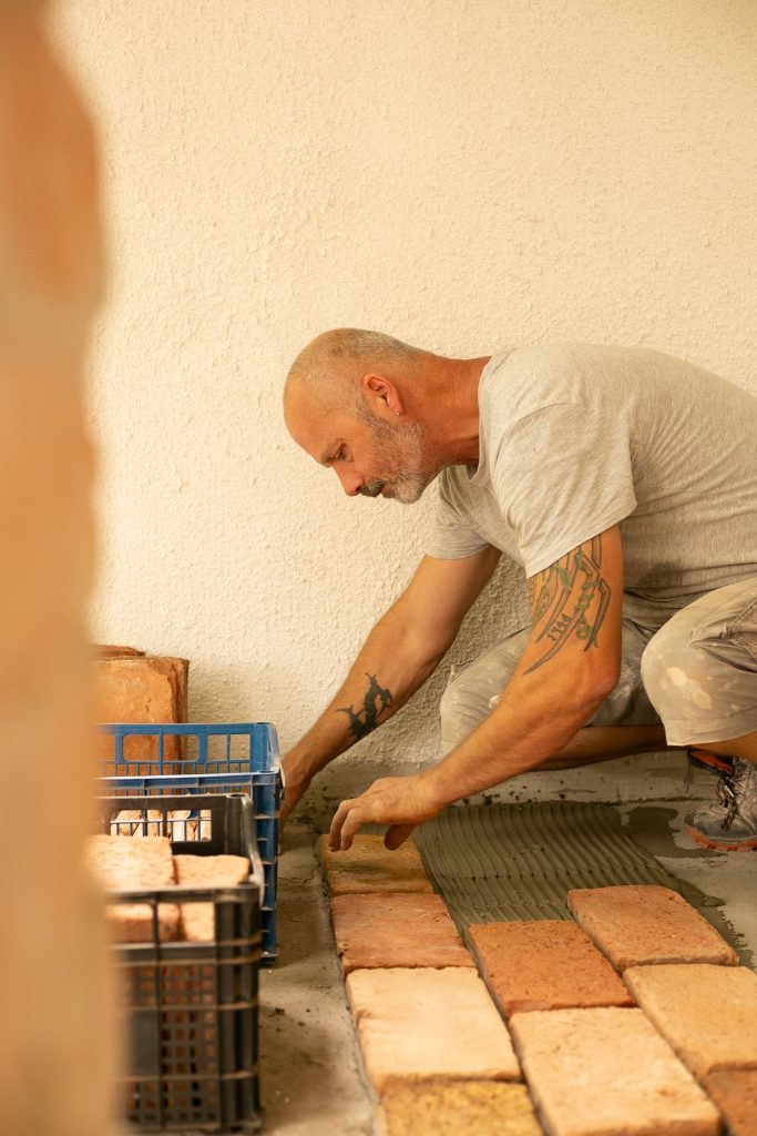 Bontott tégla burkolása lapjával vágott téglával