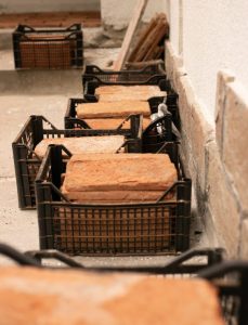 Lapjával vágott tégla