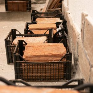 Lapjával vágott tégla